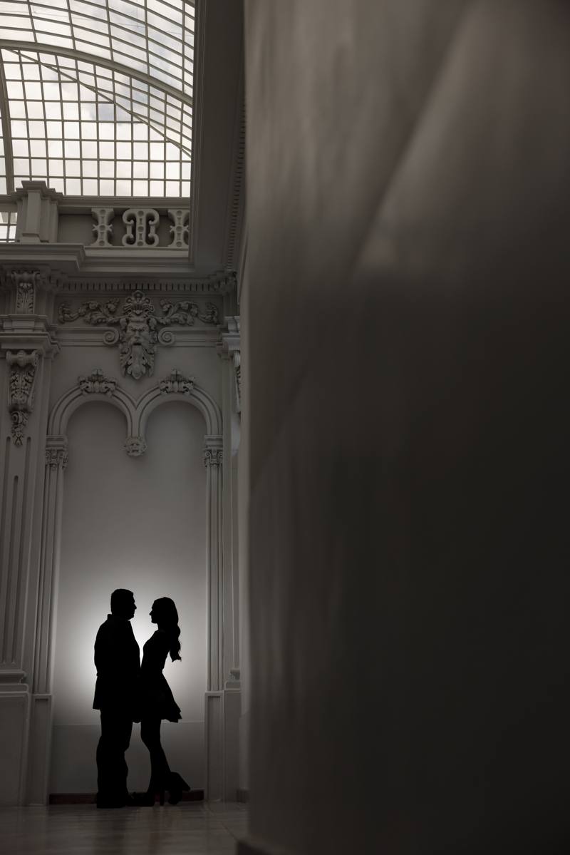 Silueta de Olga y Juan bajo un arco
